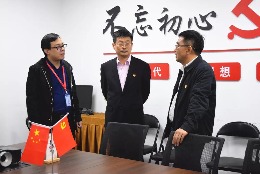 中共安陽(yáng)市委網(wǎng)信辦主任路玉軍、副主任王曉萌等一行人蒞臨安陽(yáng)青峰網(wǎng)絡(luò)指導(dǎo)工作